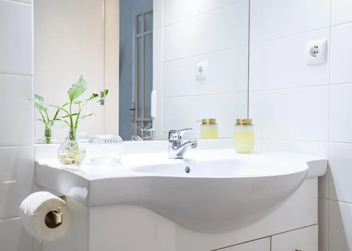 Gem 8 Guests Modern *